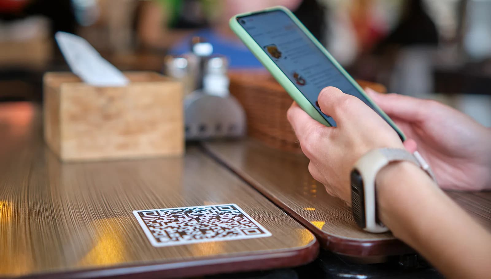 Foto: Gast scannt QR-Code am Tisch (2560×1400)